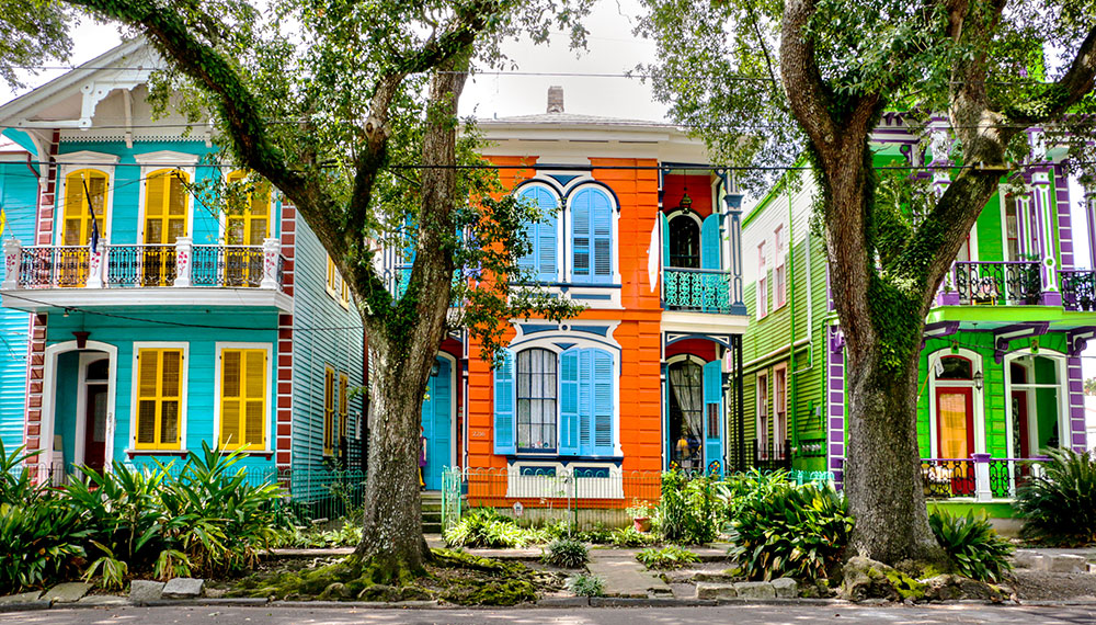 vibrant colored houses in the French Quarter